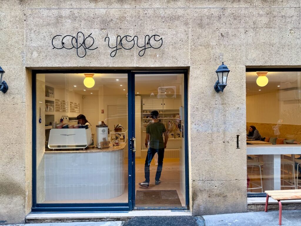 Café Yoyo est un coffee shop pour toute la famille qui propose du café de spécialité et un espace de jeu pour les enfants. (façade)