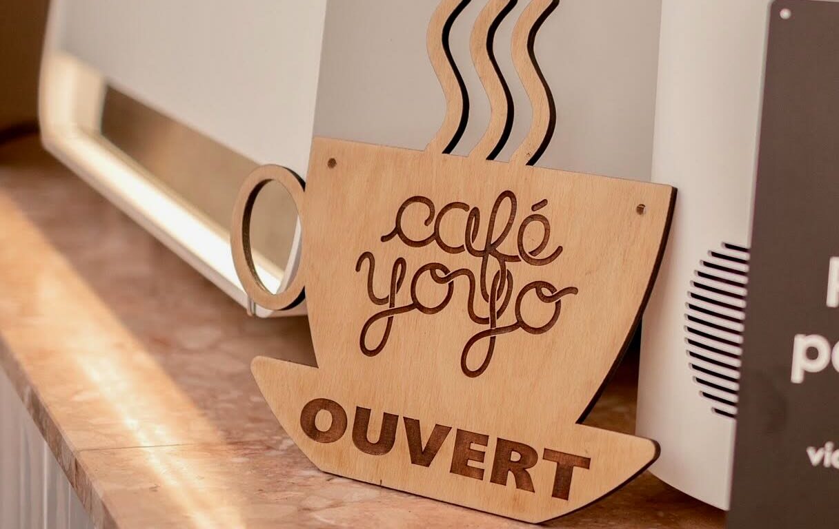 Café Yoyo est un coffee shop pour toute la famille qui propose du café de spécialité et un espace de jeu pour les enfants. (logo)