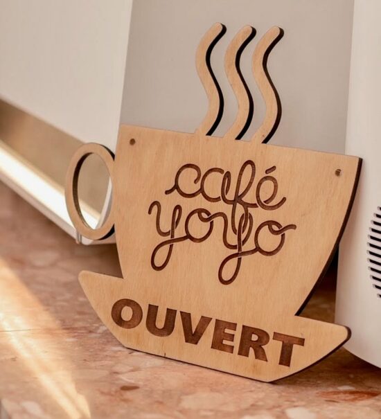 Café Yoyo est un coffee shop pour toute la famille qui propose du café de spécialité et un espace de jeu pour les enfants. (logo)