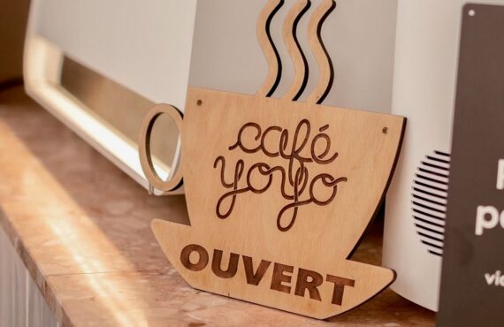 Café Yoyo est un coffee shop pour toute la famille qui propose du café de spécialité et un espace de jeu pour les enfants. (logo)