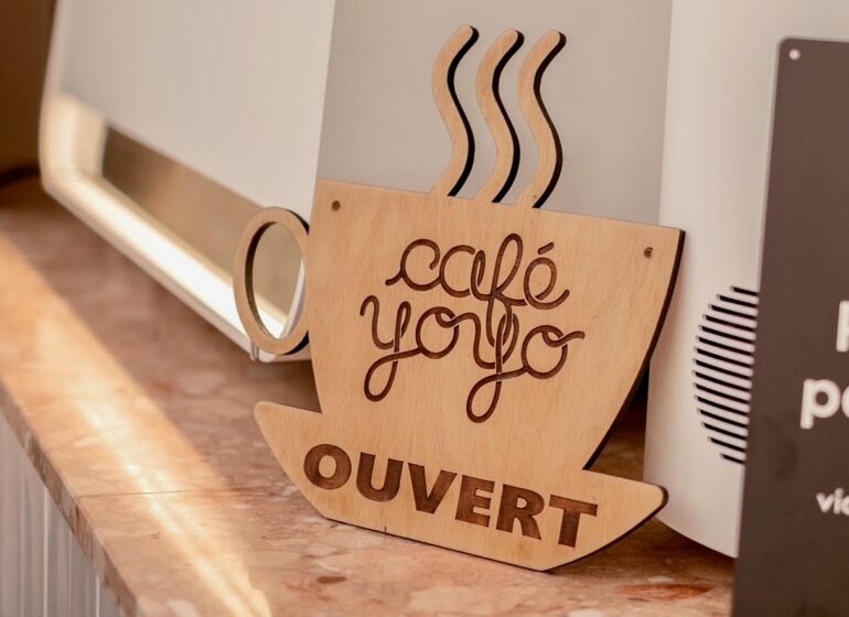 Café Yoyo est un coffee shop pour toute la famille qui propose du café de spécialité et un espace de jeu pour les enfants. (logo)
