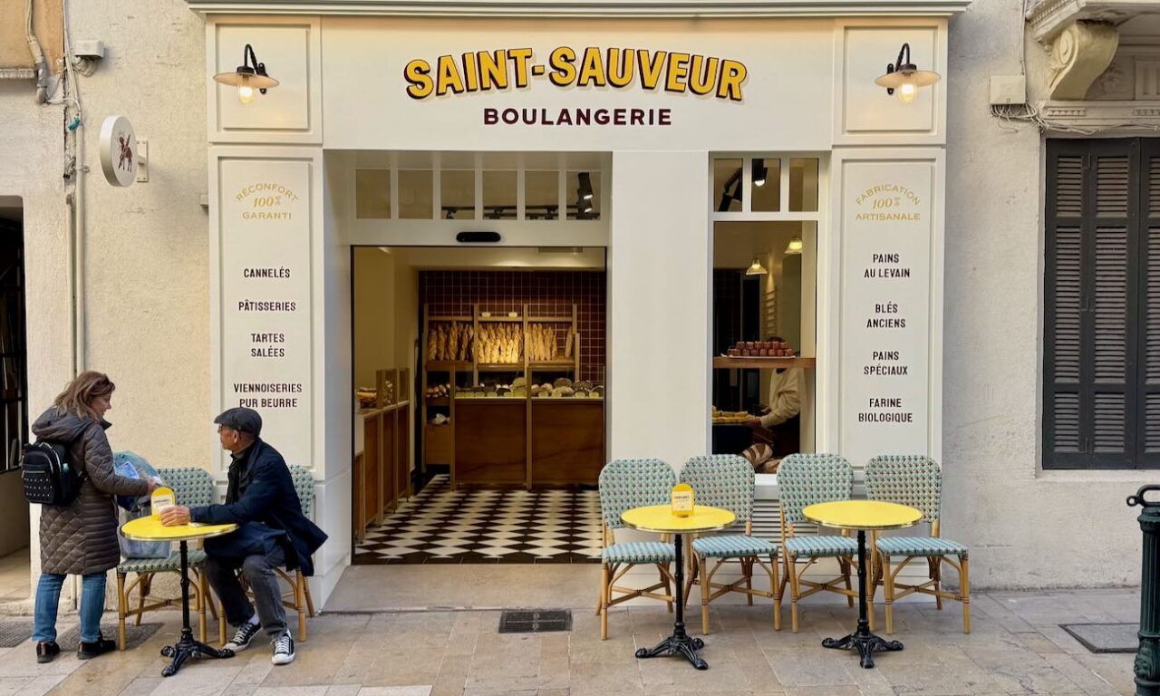 Saint-Sauveur est une boulangerie artisanale située à Aix-en-Provence où la tradition rencontre la gourmandise. Elle propose des pains réalisés à partir de farines bio et au levain élevé sur place. (devanture)