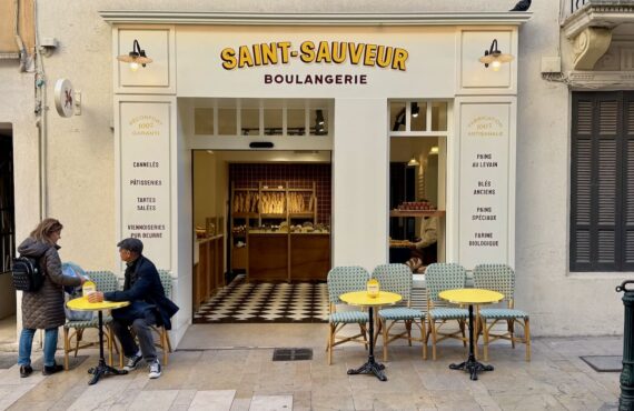 Saint-Sauveur est une boulangerie artisanale située à Aix-en-Provence où la tradition rencontre la gourmandise. Elle propose des pains réalisés à partir de farines bio et au levain élevé sur place. (devanture)