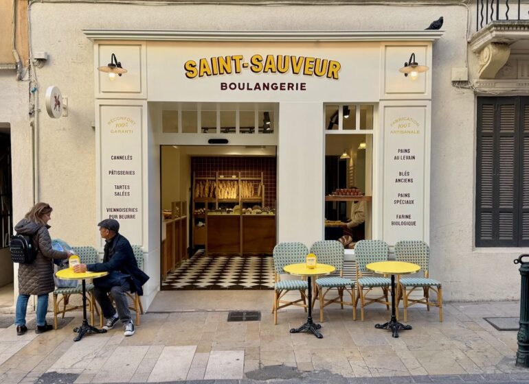 Saint-Sauveur est une boulangerie artisanale située à Aix-en-Provence où la tradition rencontre la gourmandise. Elle propose des pains réalisés à partir de farines bio et au levain élevé sur place. (devanture)