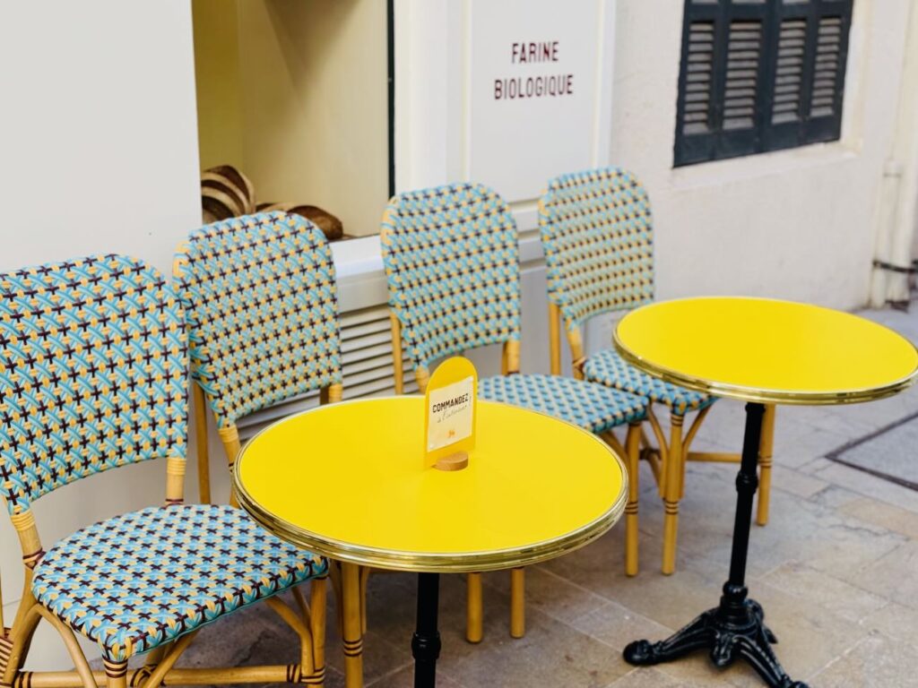 Saint-Sauveur est une boulangerie artisanale située à Aix-en-Provence où la tradition rencontre la gourmandise. Elle propose des pains réalisés à partir de farines bio et au levain élevé sur place. (terrasse)