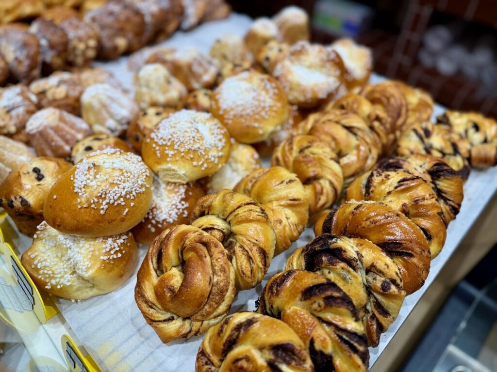 Saint-Sauveur est une boulangerie artisanale située à Aix-en-Provence où la tradition rencontre la gourmandise. Elle propose des pains réalisés à partir de farines bio et au levain élevé sur place. (babka)