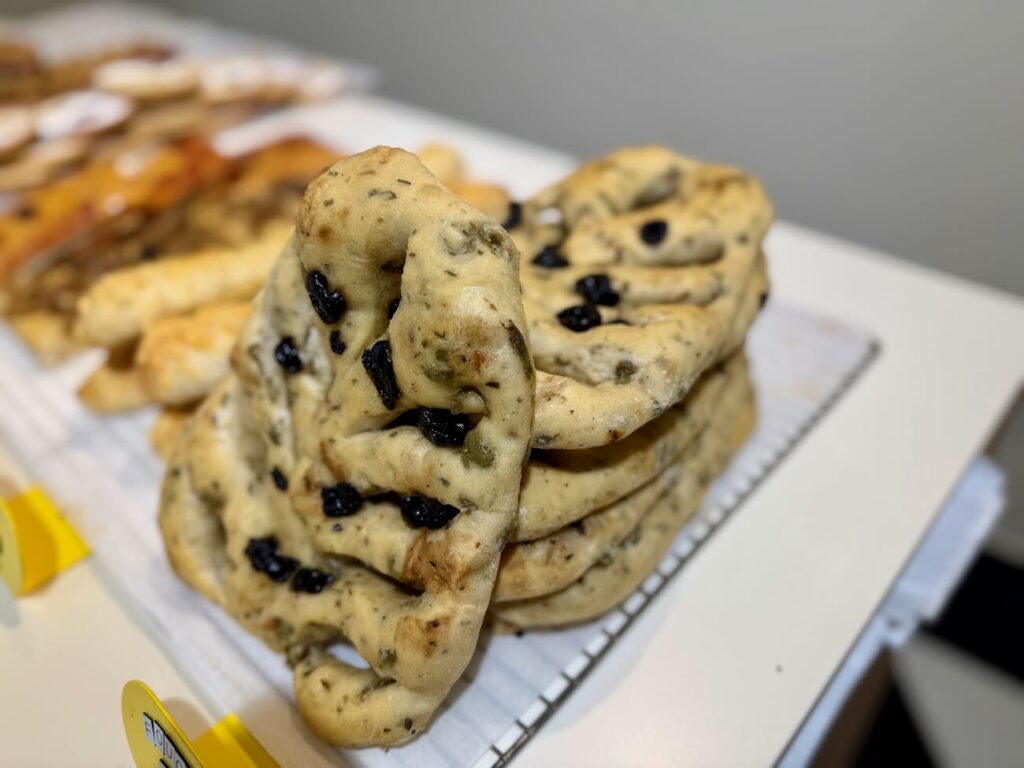 Saint-Sauveur est une boulangerie artisanale située à Aix-en-Provence où la tradition rencontre la gourmandise. Elle propose des pains réalisés à partir de farines bio et au levain élevé sur place. (fougasse)