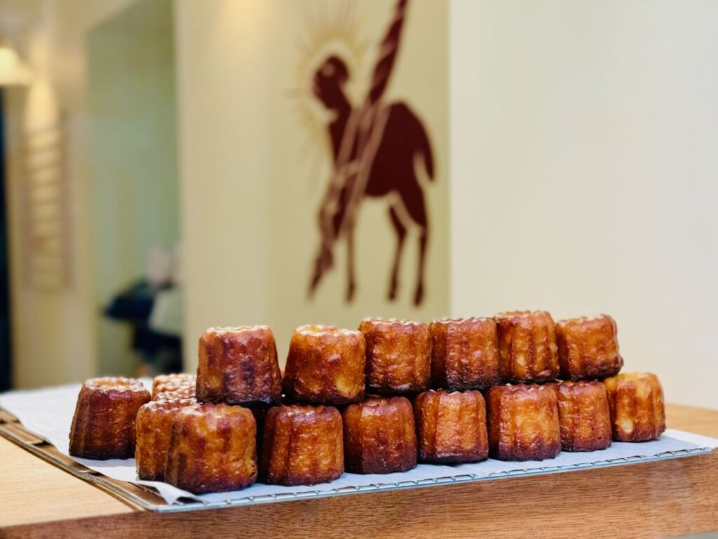 Saint-Sauveur est une boulangerie artisanale située à Aix-en-Provence où la tradition rencontre la gourmandise. Elle propose des pains réalisés à partir de farines bio et au levain élevé sur place. (cannelet)