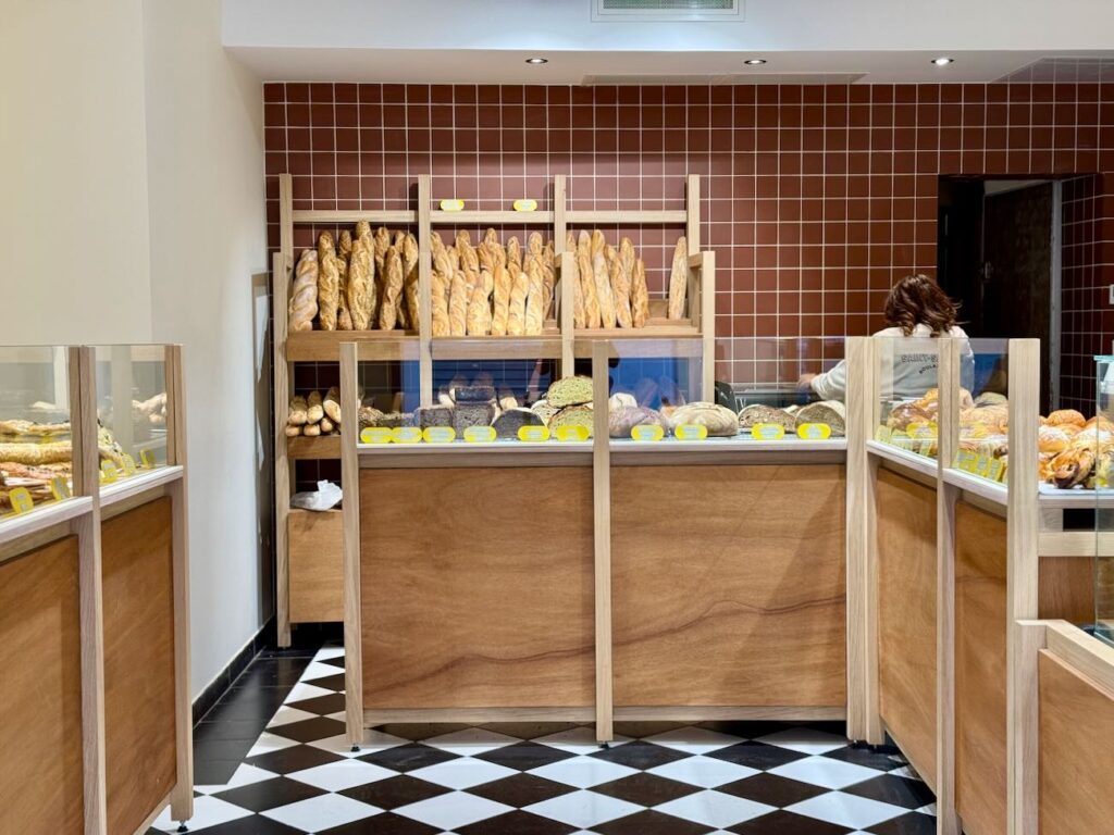 Saint-Sauveur est une boulangerie artisanale située à Aix-en-Provence où la tradition rencontre la gourmandise. Elle propose des pains réalisés à partir de farines bio et au levain élevé sur place. (intérieur)