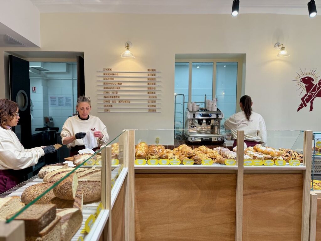 Saint-Sauveur est une boulangerie artisanale située à Aix-en-Provence où la tradition rencontre la gourmandise. Elle propose des pains réalisés à partir de farines bio et au levain élevé sur place. (comptoir)