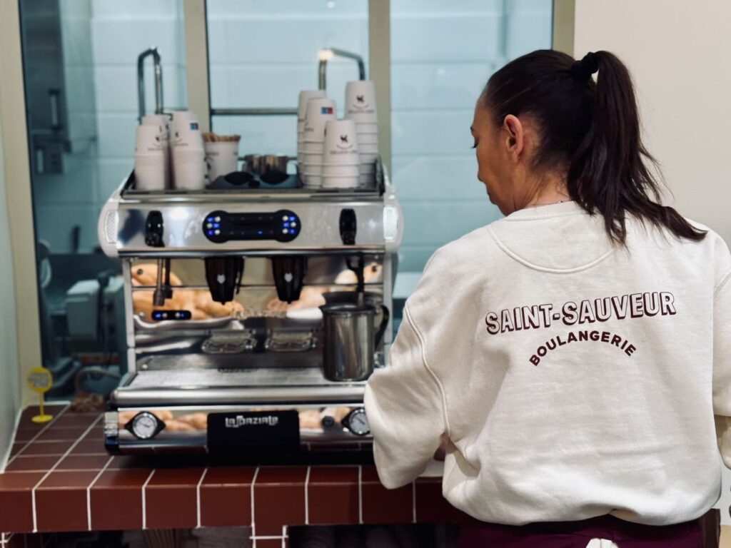 Saint-Sauveur est une boulangerie artisanale située à Aix-en-Provence où la tradition rencontre la gourmandise. Elle propose des pains réalisés à partir de farines bio et au levain élevé sur place. (sweat-shirt)