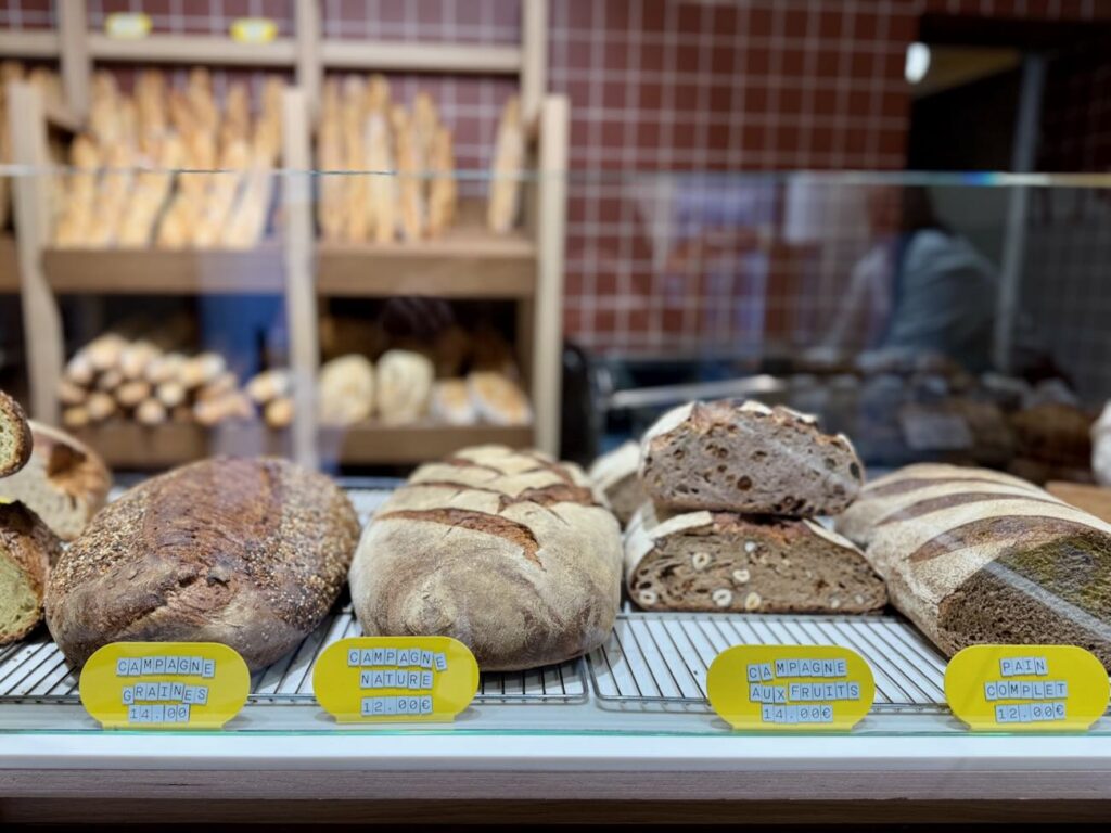 Saint-Sauveur est une boulangerie artisanale située à Aix-en-Provence où la tradition rencontre la gourmandise. Elle propose des pains réalisés à partir de farines bio et au levain élevé sur place. (pains au levain)