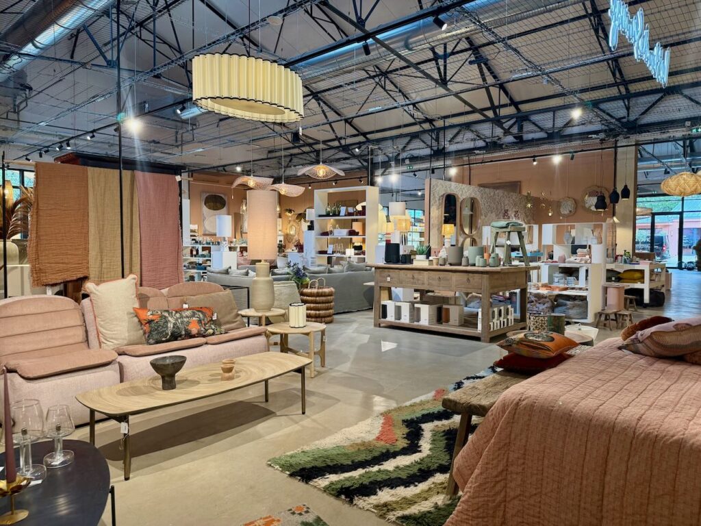 Le Quinze Quinze est un concept store XXL: 2000 m² dédiés à la décoration, au design, à l’artisanat et à la gastronomie. Showroom Carocim, boutiques, ateliers et restaurant bistronomique dans un lieu unique et inspirant. (occis)