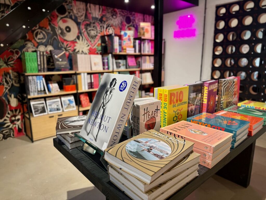Le Quinze Quinze est un concept store XXL: 2000 m² dédiés à la décoration, au design, à l’artisanat et à la gastronomie. Showroom Carocim, boutiques, ateliers et restaurant bistronomique dans un lieu unique et inspirant. (kiosque)