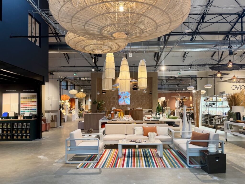 Le Quinze Quinze est un concept store XXL: 2000 m² dédiés à la décoration, au design, à l’artisanat et à la gastronomie. Showroom Carocim, boutiques, ateliers et restaurant bistronomique dans un lieu unique et inspirant. (quinze quinze)