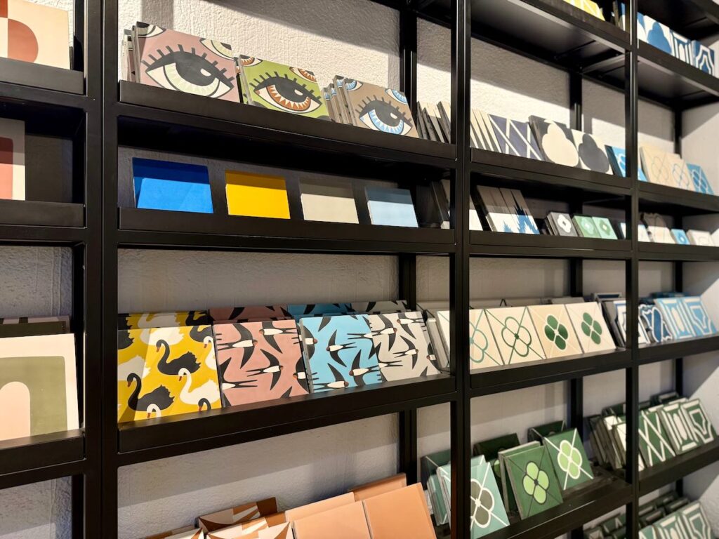Le Quinze Quinze est un concept store XXL: 2000 m² dédiés à la décoration, au design, à l’artisanat et à la gastronomie. Showroom Carocim, boutiques, ateliers et restaurant bistronomique dans un lieu unique et inspirant. (Carocim)