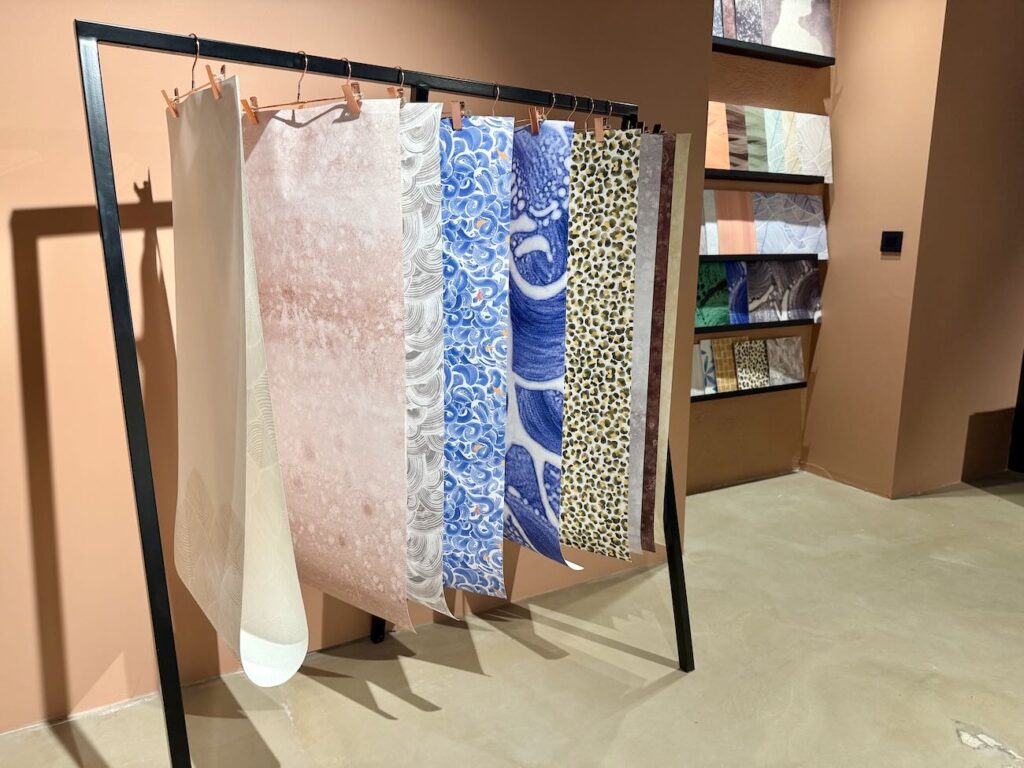 Le Quinze Quinze est un concept store XXL: 2000 m² dédiés à la décoration, au design, à l’artisanat et à la gastronomie. Showroom Carocim, boutiques, ateliers et restaurant bistronomique dans un lieu unique et inspirant. (papier peint)