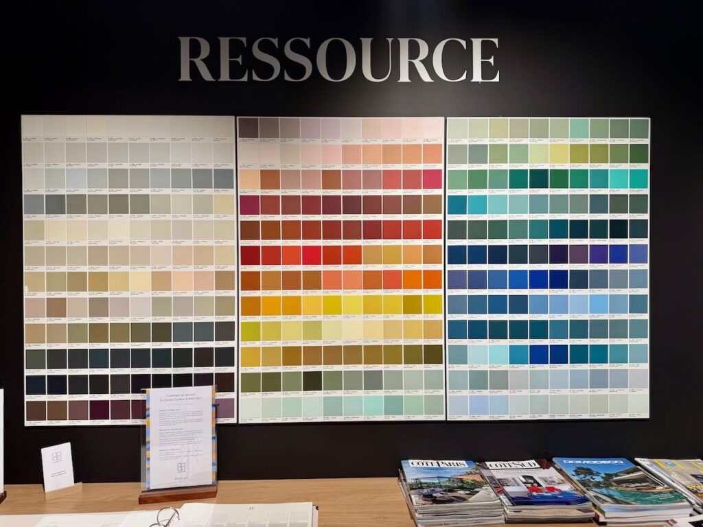 Le Quinze Quinze est un concept store XXL: 2000 m² dédiés à la décoration, au design, à l’artisanat et à la gastronomie. Showroom Carocim, boutiques, ateliers et restaurant bistronomique dans un lieu unique et inspirant. (peinture)