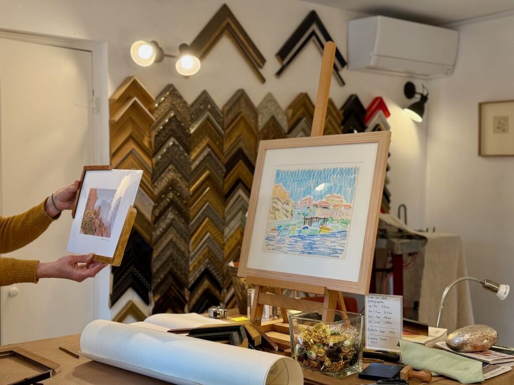 Le Quinze Quinze est un concept store XXL: 2000 m² dédiés à la décoration, au design, à l’artisanat et à la gastronomie. Showroom Carocim, boutiques, ateliers et restaurant bistronomique dans un lieu unique et inspirant. (encadrement)