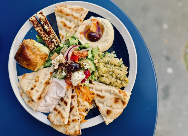 Edykos est un restaurant et traiteur grecque situé à Aix-en-Provence. Il propose des mezzés traditionnels de la gastronomie grecque et des sandwichs typiques préparés dans du pain pita. (assiette mezzés)