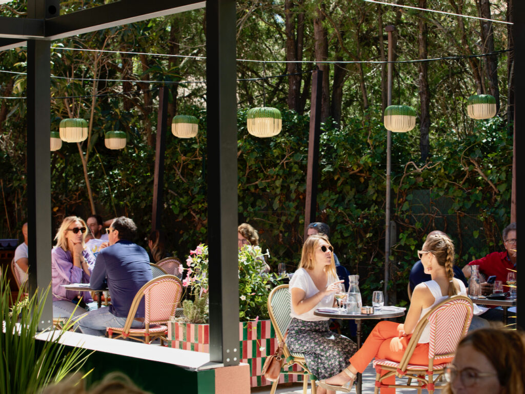 Le Quinze Quinze est un concept store XXL: 2000 m² dédiés à la décoration, au design, à l’artisanat et à la gastronomie. Showroom Carocim, boutiques, ateliers et restaurant bistronomique dans un lieu unique et inspirant. (terrasse)