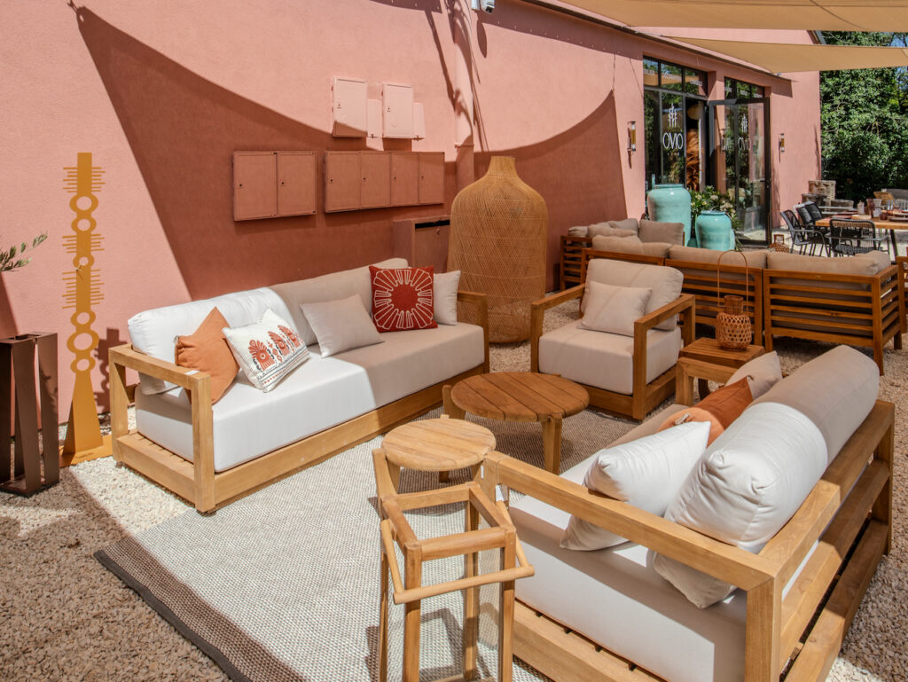 Le Quinze Quinze est un concept store XXL: 2000 m² dédiés à la décoration, au design, à l’artisanat et à la gastronomie. Showroom Carocim, boutiques, ateliers et restaurant bistronomique dans un lieu unique et inspirant. (terrasse expo)