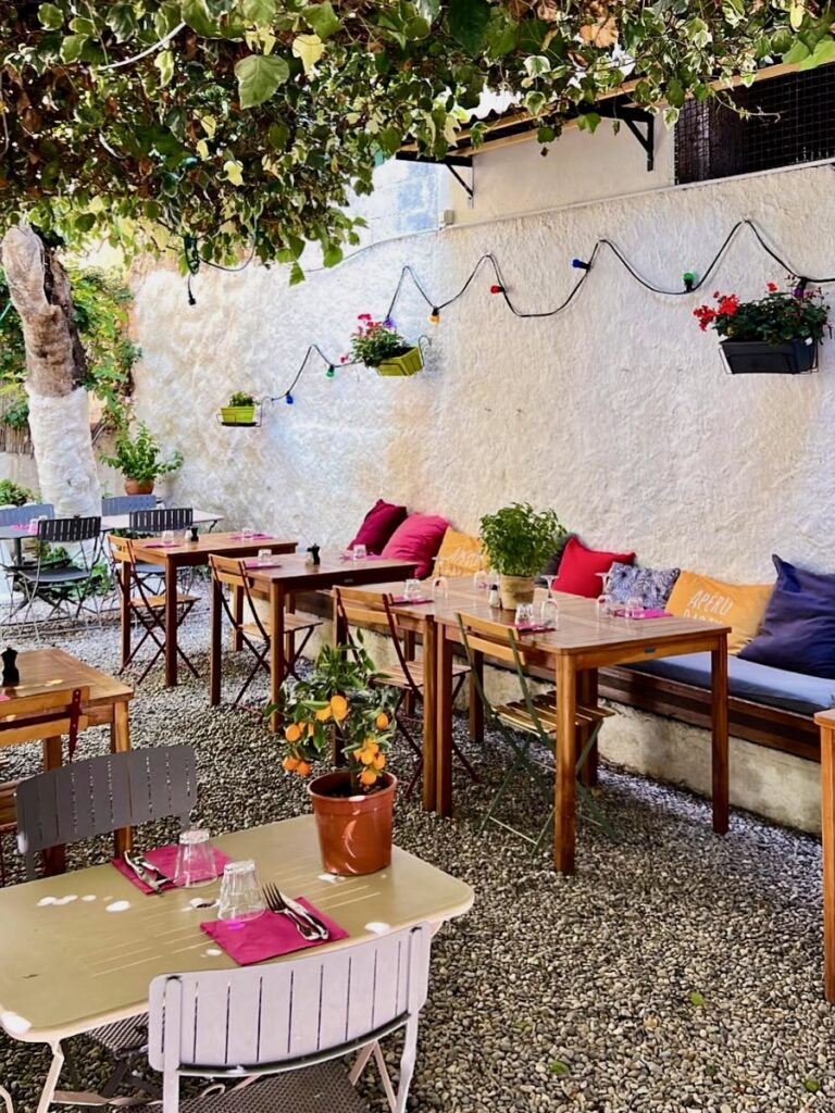 Chez Charlotte, un bistrot au charme intemporel situé à Aix-en-Provence ou le chef Laurent propose une cuisine française traditionnelle (patio)