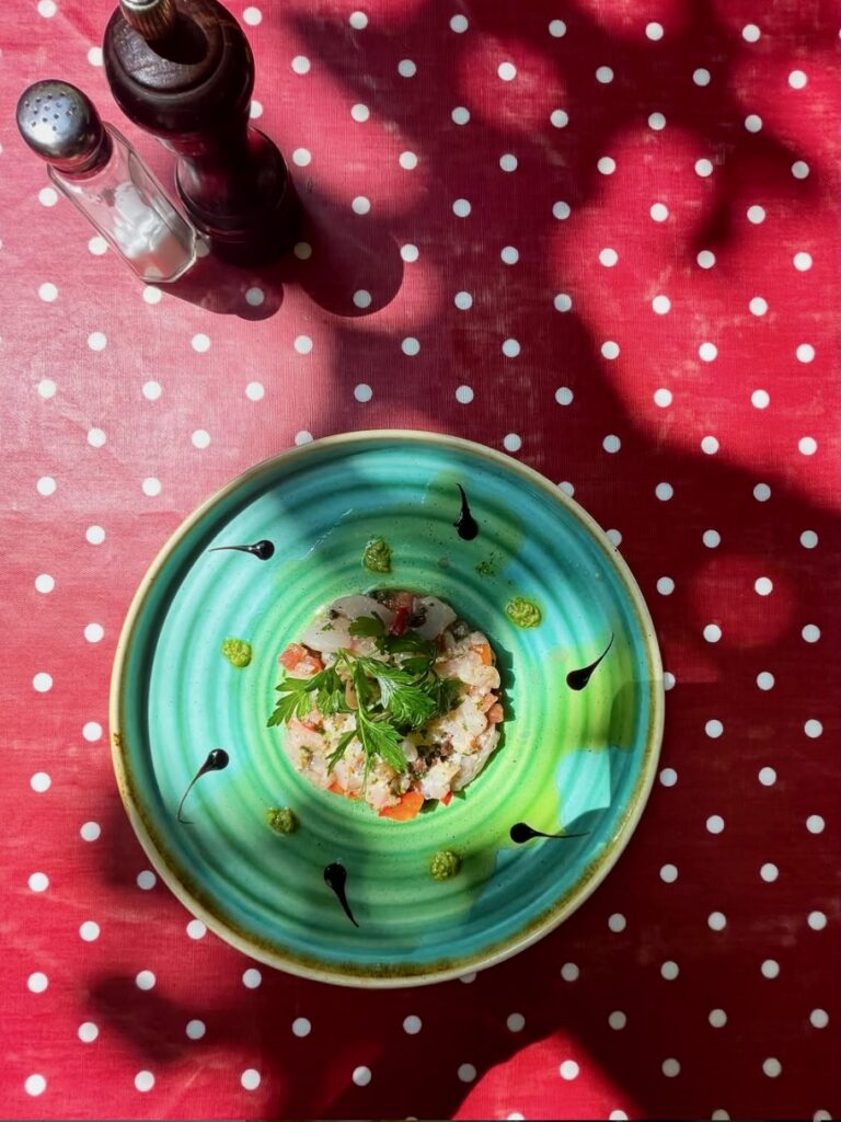 Chez Charlotte, un bistrot au charme intemporel situé à Aix-en-Provence ou le chef Laurent propose une cuisine française traditionnelle (nappe)