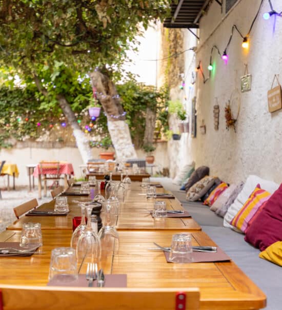 Chez Charlotte, un bistrot au charme intemporel situé à Aix-en-Provence ou le chef Laurent propose une cuisine française traditionnelle. (extérieur)