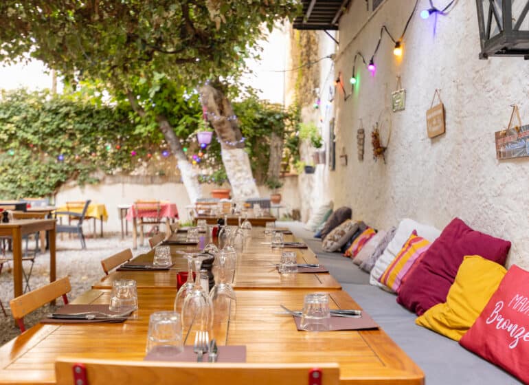 Chez Charlotte, un bistrot au charme intemporel situé à Aix-en-Provence ou le chef Laurent propose une cuisine française traditionnelle. (extérieur)