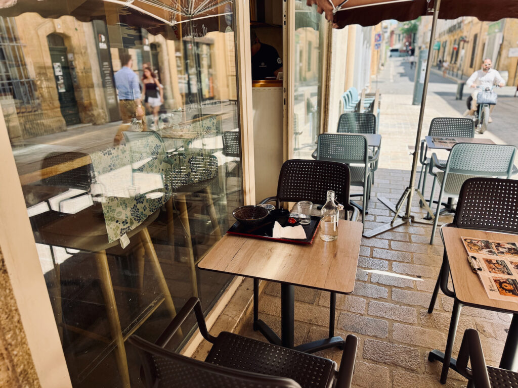 AO cuisine japonaise est un restaurant de cuisine traditionnelle nippone situé à Aix-en-Provence qui propose des teishoku maison sublimés par des produits locaux. (terrasse)