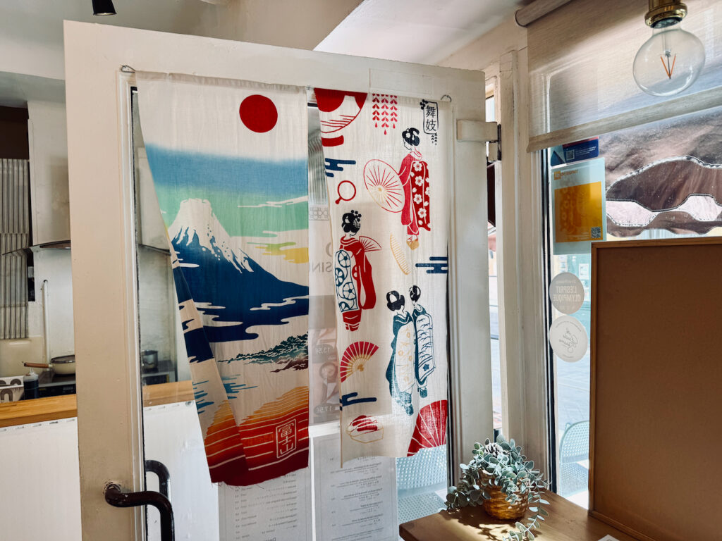 AO cuisine japonaise est un restaurant de cuisine traditionnelle nippone situé à Aix-en-Provence qui propose des teishoku maison sublimés par des produits locaux. (décoration)