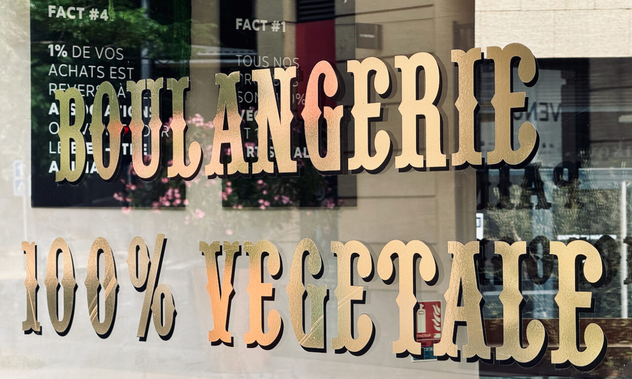 Land&Monkeys est une boulangerie-pâtisserie 100 % végétale qui bouscule les idées reçues : viennoiseries, pâtisseries, salés et spécialités provençales, le tout sans compromis sur le goût. (écritaux)