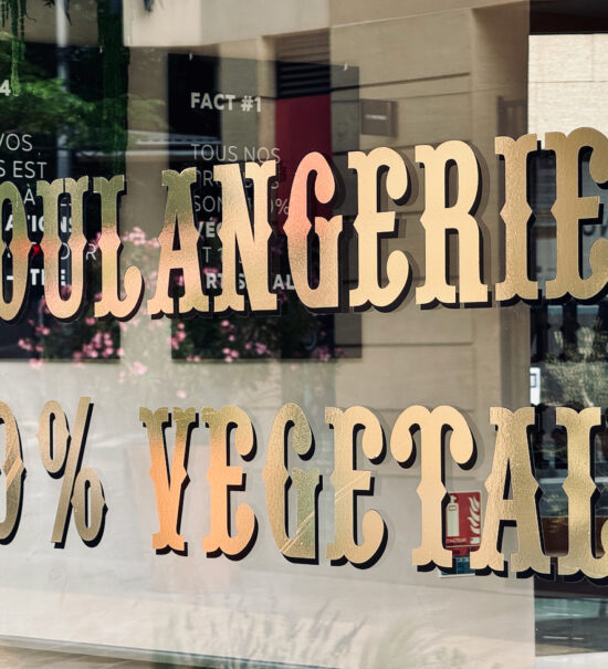 Land&Monkeys est une boulangerie-pâtisserie 100 % végétale qui bouscule les idées reçues : viennoiseries, pâtisseries, salés et spécialités provençales, le tout sans compromis sur le goût. (écritaux)