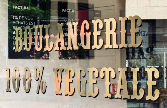 Land&Monkeys est une boulangerie-pâtisserie 100 % végétale qui bouscule les idées reçues : viennoiseries, pâtisseries, salés et spécialités provençales, le tout sans compromis sur le goût. (écritaux)