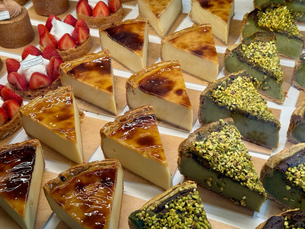 Land&Monkeys est une boulangerie-pâtisserie 100 % végétale qui bouscule les idées reçues : viennoiseries, pâtisseries, salés et spécialités provençales, le tout sans compromis sur le goût. (pâtisserie)
