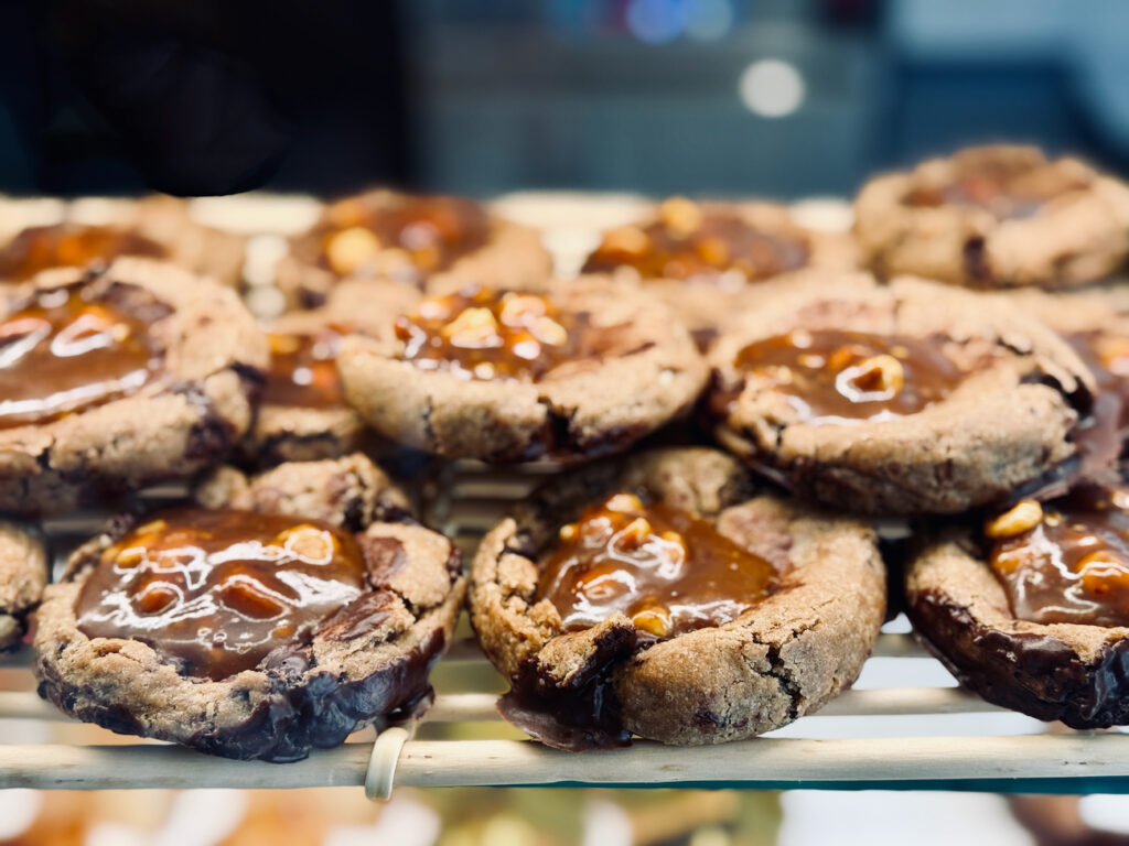 Land&Monkeys est une boulangerie-pâtisserie 100 % végétale qui bouscule les idées reçues : viennoiseries, pâtisseries, salés et spécialités provençales, le tout sans compromis sur le goût. (cookies)