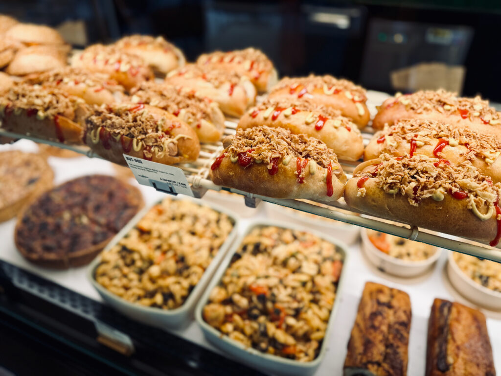 Land&Monkeys est une boulangerie-pâtisserie 100 % végétale qui bouscule les idées reçues : viennoiseries, pâtisseries, salés et spécialités provençales, le tout sans compromis sur le goût. (salé)