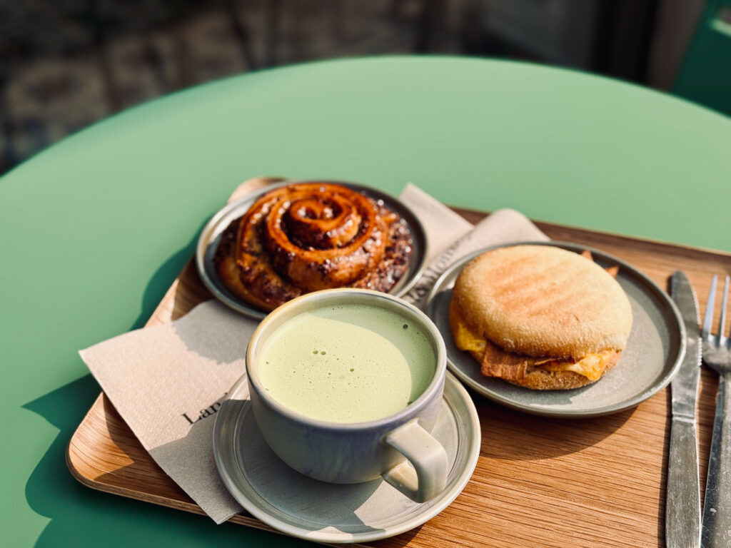 Land&Monkeys est une boulangerie-pâtisserie 100 % végétale qui bouscule les idées reçues : viennoiseries, pâtisseries, salés et spécialités provençales, le tout sans compromis sur le goût. (marcha)