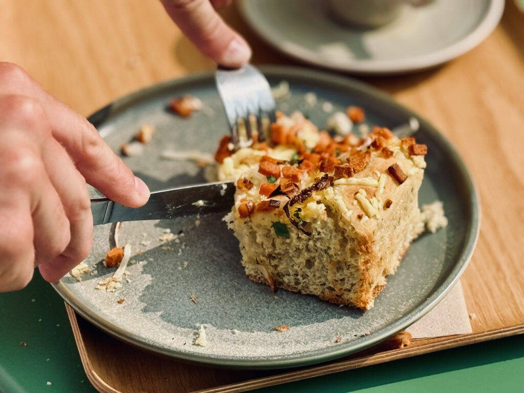 Land&Monkeys est une boulangerie-pâtisserie 100 % végétale qui bouscule les idées reçues : viennoiseries, pâtisseries, salés et spécialités provençales, le tout sans compromis sur le goût. (mains)
