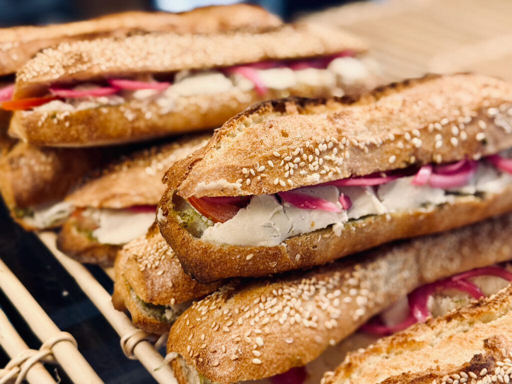Land&Monkeys est une boulangerie-pâtisserie 100 % végétale qui bouscule les idées reçues : viennoiseries, pâtisseries, salés et spécialités provençales, le tout sans compromis sur le goût. (sandwichs)