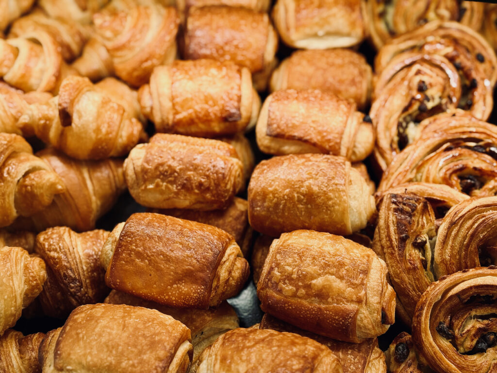 Land&Monkeys est une boulangerie-pâtisserie 100 % végétale qui bouscule les idées reçues : viennoiseries, pâtisseries, salés et spécialités provençales, le tout sans compromis sur le goût. (viennoiseries)