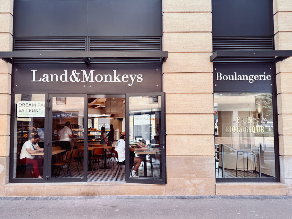 Land&Monkeys est une boulangerie-pâtisserie 100 % végétale qui bouscule les idées reçues : viennoiseries, pâtisseries, salés et spécialités provençales, le tout sans compromis sur le goût. (façade)