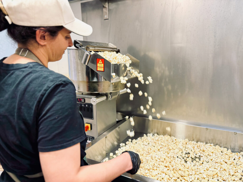 Madame Pop Corn est une boutique de pop corn située rue des Berradines à Aix-en-Provence. L'adresse propose des recettes artisanales, sucrées et salées, élaborées à partir de maïs du Gers sans OGM. (préparation)