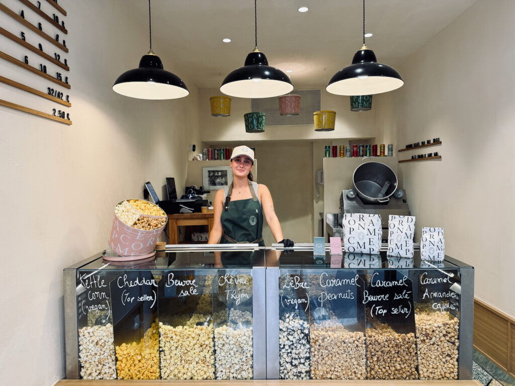 Madame Pop Corn est une boutique de pop corn située rue des Berradines à Aix-en-Provence. L'adresse propose des recettes artisanales, sucrées et salées, élaborées à partir de maïs du Gers sans OGM. (boutique)