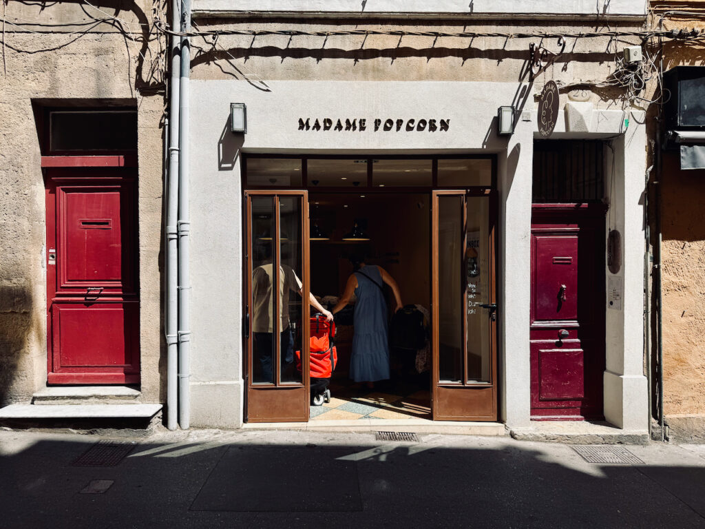 Madame Pop Corn est une boutique de pop corn située rue des Berradines à Aix-en-Provence. L'adresse propose des recettes artisanales, sucrées et salées, élaborées à partir de maïs du Gers sans OGM. (façade)