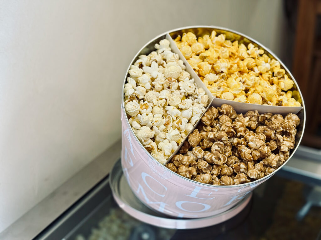 Madame Pop Corn est une boutique de pop corn située rue des Berradines à Aix-en-Provence. L'adresse propose des recettes artisanales, sucrées et salées, élaborées à partir de maïs du Gers sans OGM. (tin box)