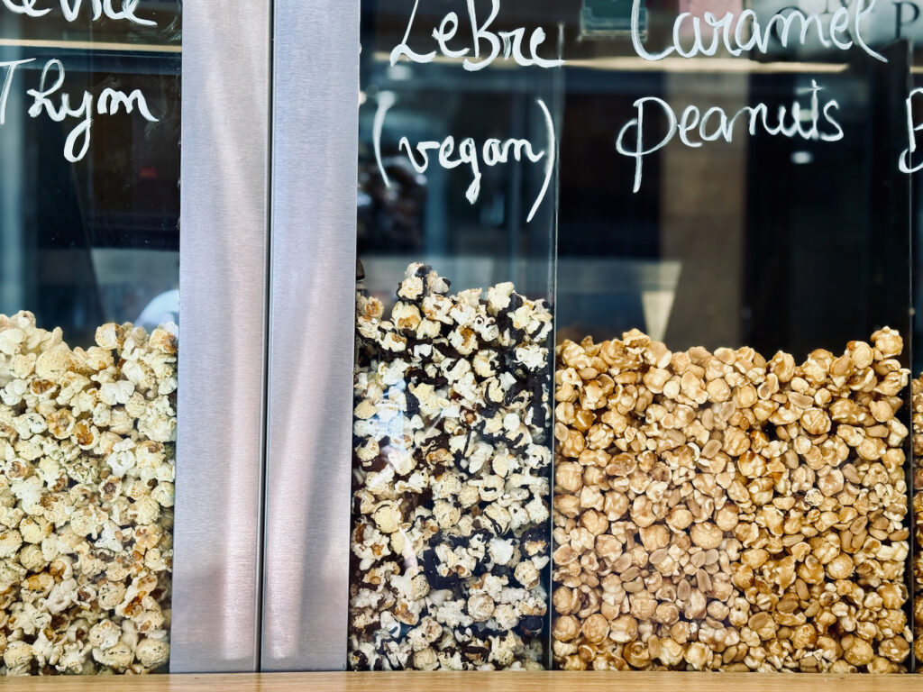 Madame Pop Corn est une boutique de pop corn située rue des Berradines à Aix-en-Provence. L'adresse propose des recettes artisanales, sucrées et salées, élaborées à partir de maïs du Gers sans OGM. (banque)
