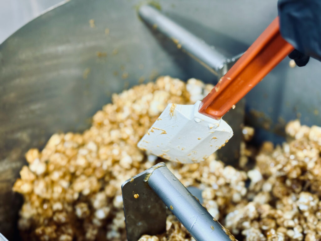 Madame Pop Corn est une boutique de pop corn située rue des Berradines à Aix-en-Provence. L'adresse propose des recettes artisanales, sucrées et salées, élaborées à partir de maïs du Gers sans OGM. (mélange)