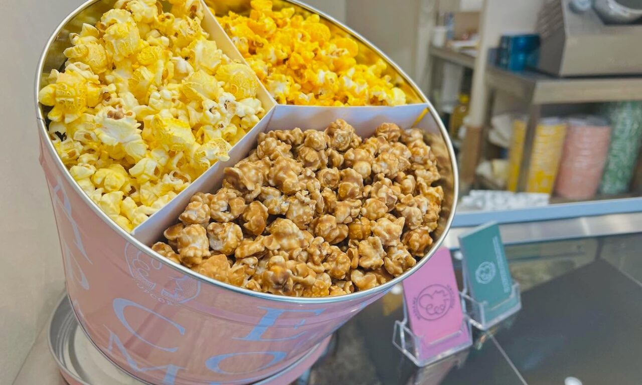 Madame Pop Corn est une boutique de pop corn située rue des Berradines à Aix-en-Provence. L'adresse propose des recettes artisanales, sucrées et salées, élaborées à partir de maïs du Gers sans OGM. (tin box 570)